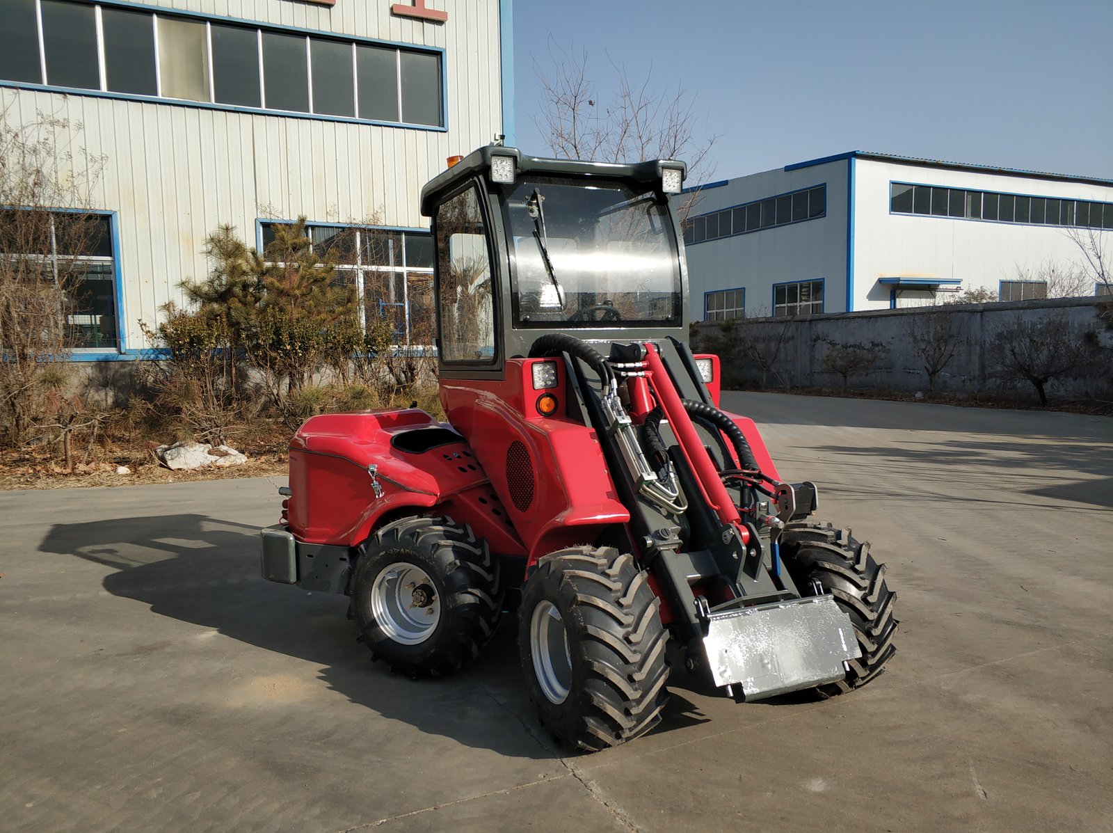 Красный TAIAN DY840 с закрытой кабиной и ковшом