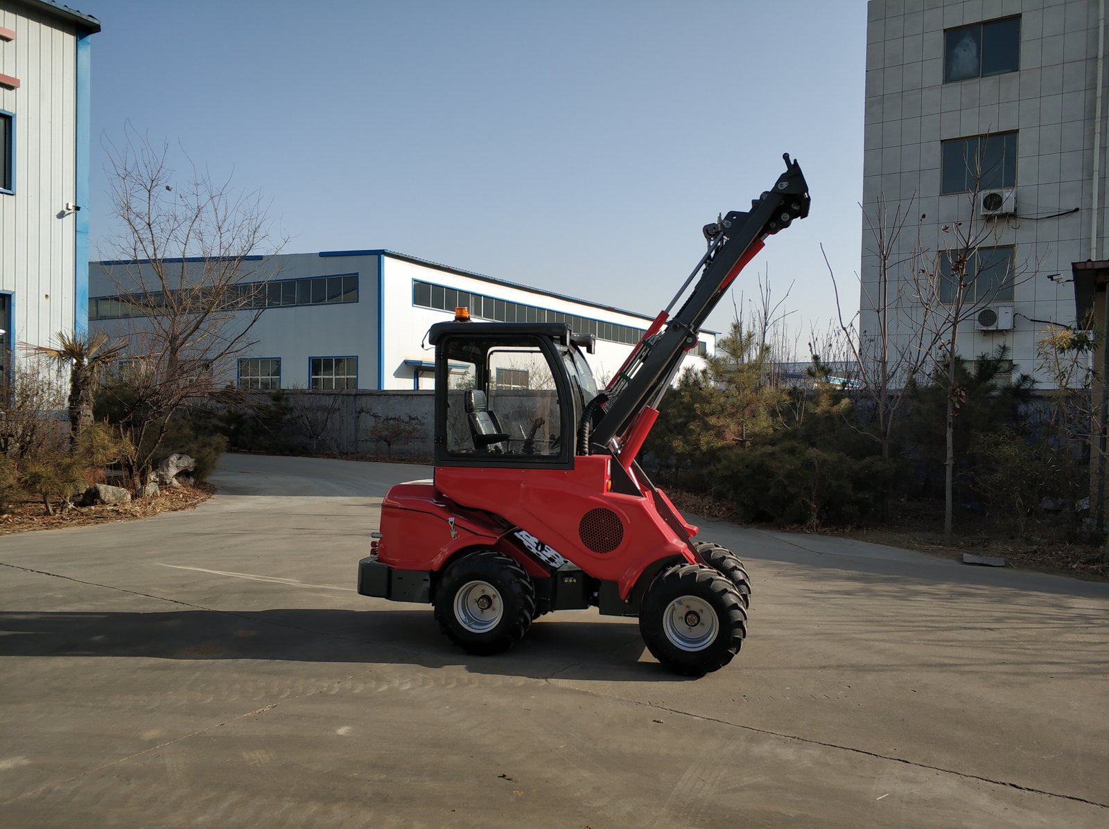 TAIAN DY840 с поднятой телескопической стрелой