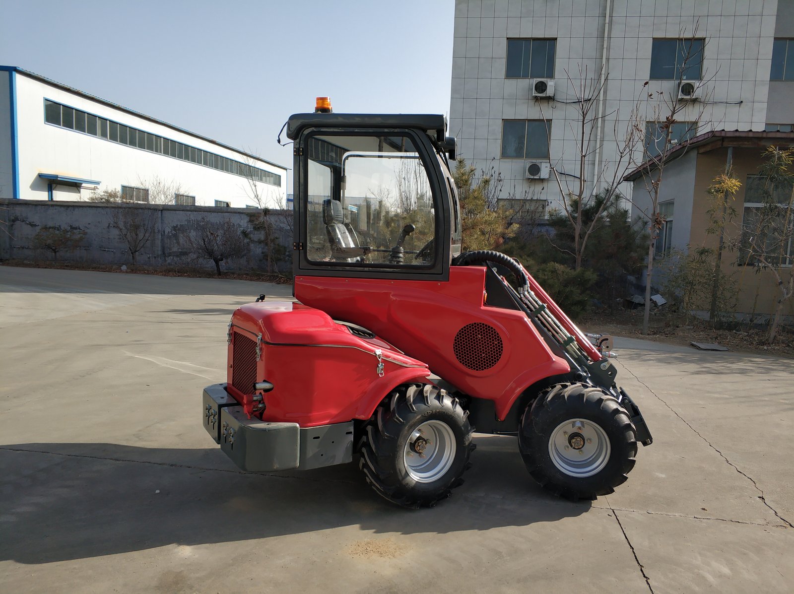 Красный TAIAN DY840 с закрытой кабиной в боковом ракурсе
